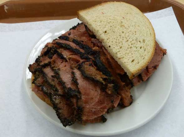 Poznati pastrami sendvic