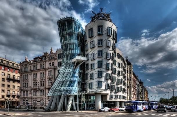 Plešuća kuća, Prag