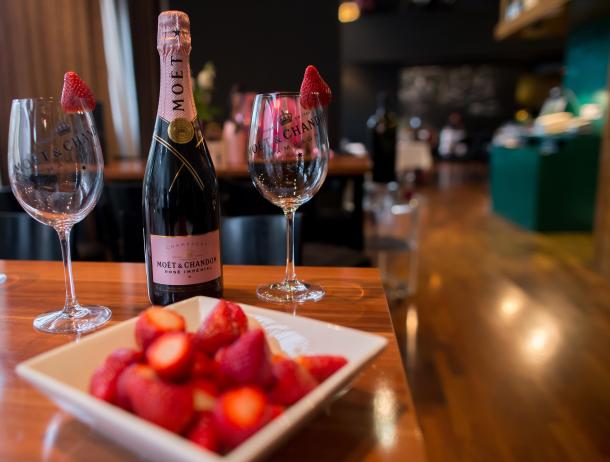 Moët & Chandon Rosé Love Table