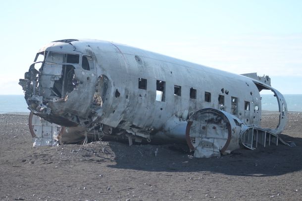avion-na-crnoj-plazi