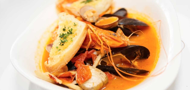 Francuska riblja juha Bouillabaisse s plodovima mora