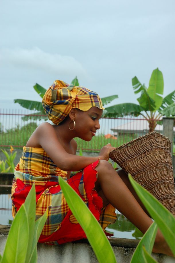 surinam djevojka u tradicionalnoj odjeci surinama