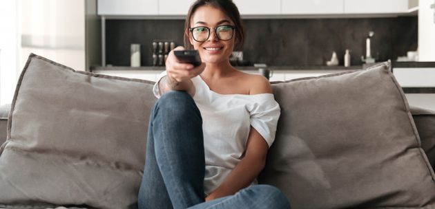 zena gleda televiziju serija film epizoda