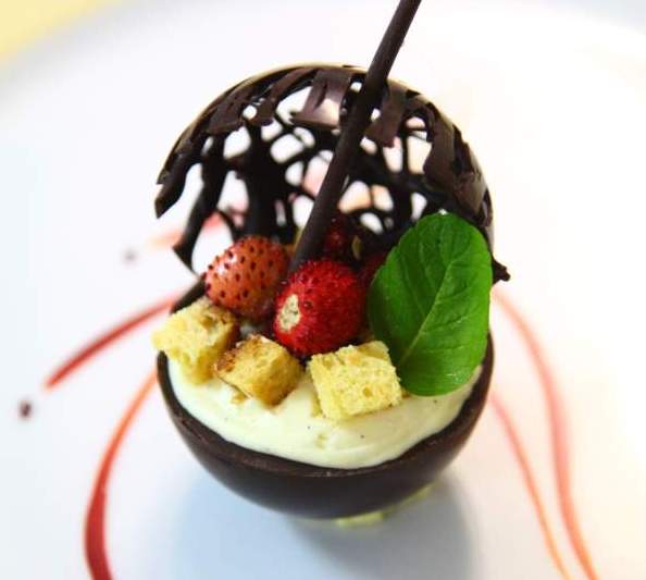 Čokoladni mousse sa šumskim voćem flambiranim s rumom