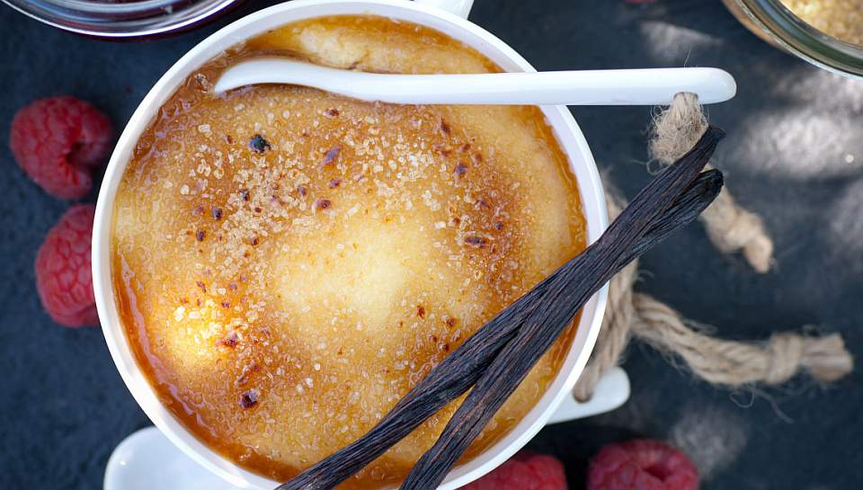 Créme brûlée od bijele čokolade klasik francuske kuhinje