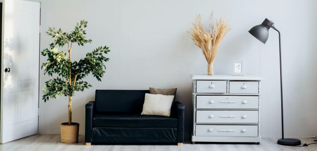 rabljeni namjestaj komoda lampa kauc