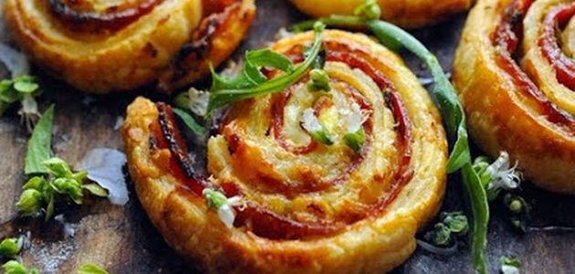 Puž od kobasice, rikule i sira – sočna rolada koju ćete pojesti s apetitom