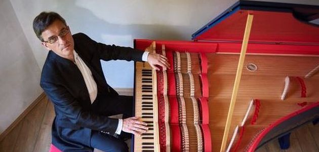 Antiphonus predstavlja egzotični instrument viola organista