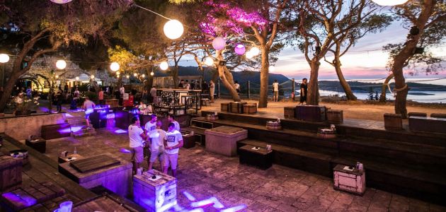 Viška tvrđava Fort George domaćin Restistance Partyja