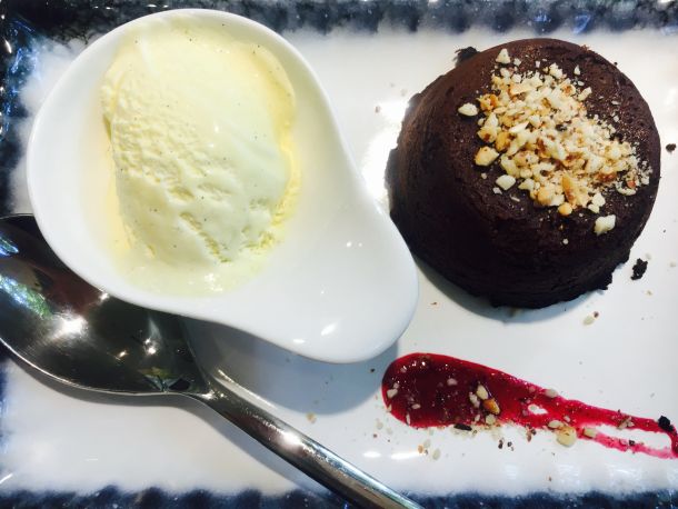 cokoladni-souffle-s-orasastim-plodovima