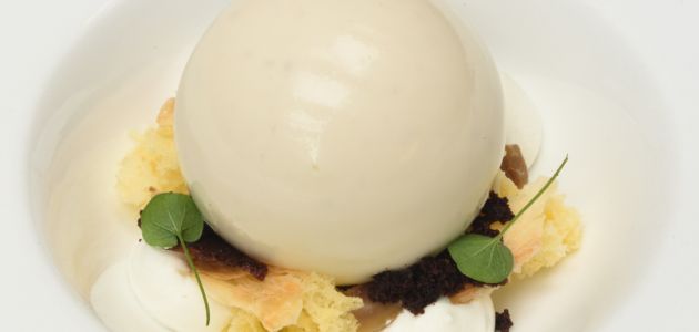 Sfera od kestena i Zacapa ruma sa spužvom od bijele čokolade i kristaliziranog lisnatog tijesta