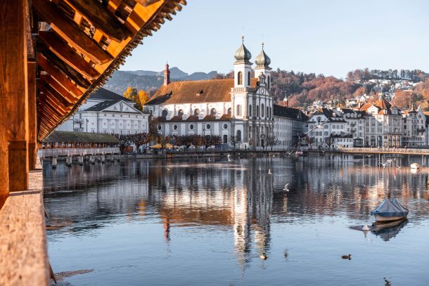 isusovacka crkva na jezeru luzerna svicarska