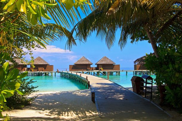 otočje maldivi plaža bungalovi