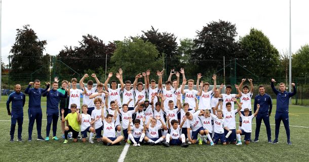 Royal Holloway Soccer - slika cijele ekipe s trenerima pred golom