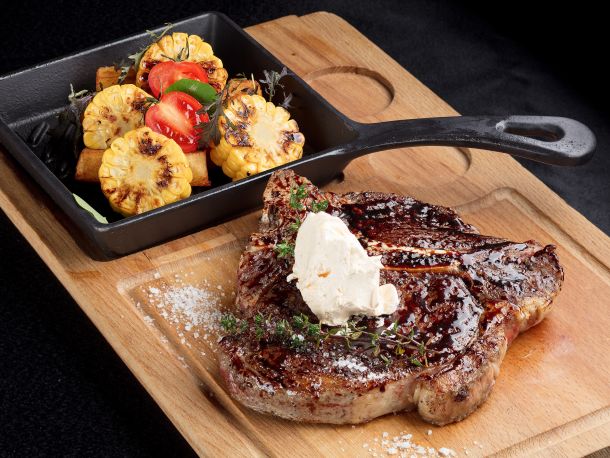 Juneći T-bone (500 gr), pečeni kukuruz, krumpir, čili maslac