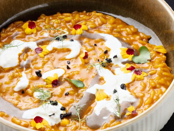 Kremasti rižoto sa sokom od mrkve, gel od crnih maslina, burrata