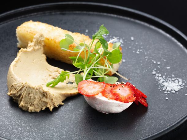 Mousse od guščje jetre, brioš, maslac od jagoda i papra