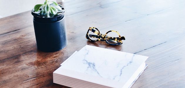 knjiga naočale stol interijer