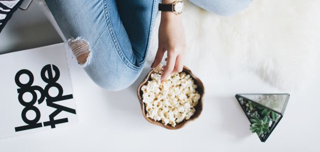 grickalice žena traperice hrana kokice