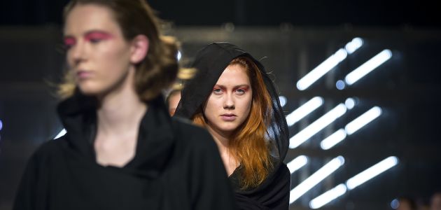 Oversized sjajni kaputi, jakne i multifunkcionalni komadi No gender kolekcije