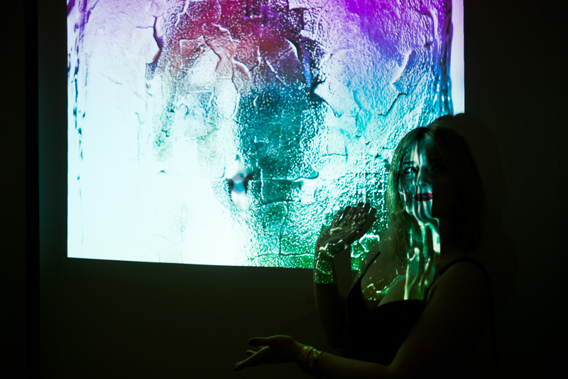 Alana Kajfež očarava izložbom Transparency