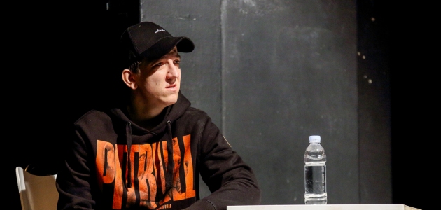 predstava uzivo online huligan