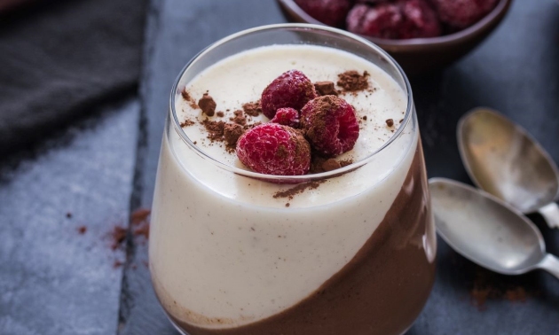 Dvobojna čokoladna panna cotta by Andrea Cukrov