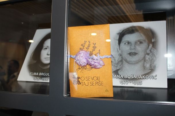 tuzla-memorijalni-centar-kapija-2