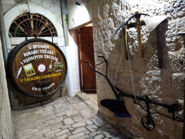 bacva putokaz za muzej u trogiru