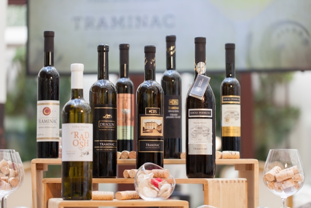 bijelo vino traminac