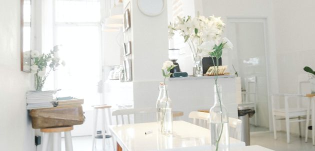 stan kuca bijeli namjestaj interijer