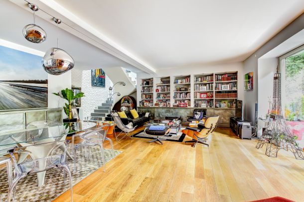 interijer lusteri stol fotelje naslonjaci