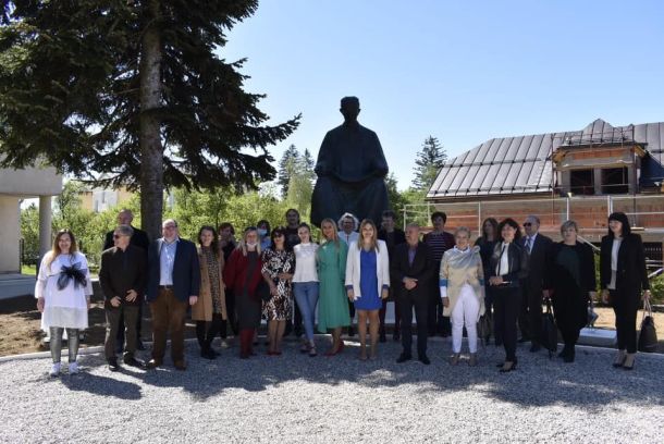 nikola tesla spomenik poduzetnice gospic