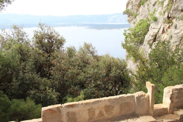 pogled iz zmajeve spilje na more brac