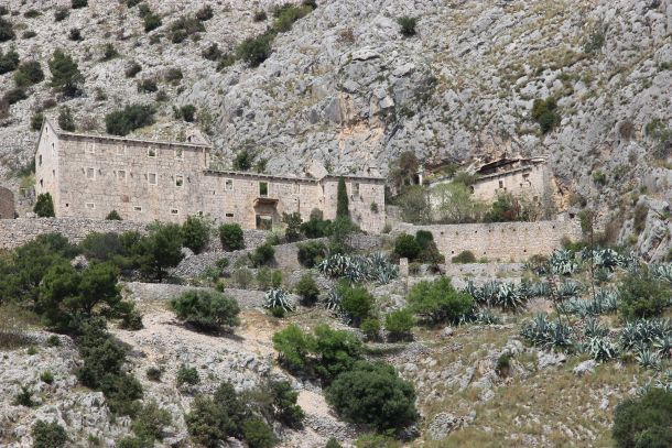 rusevine samostana otok brac selo murvice