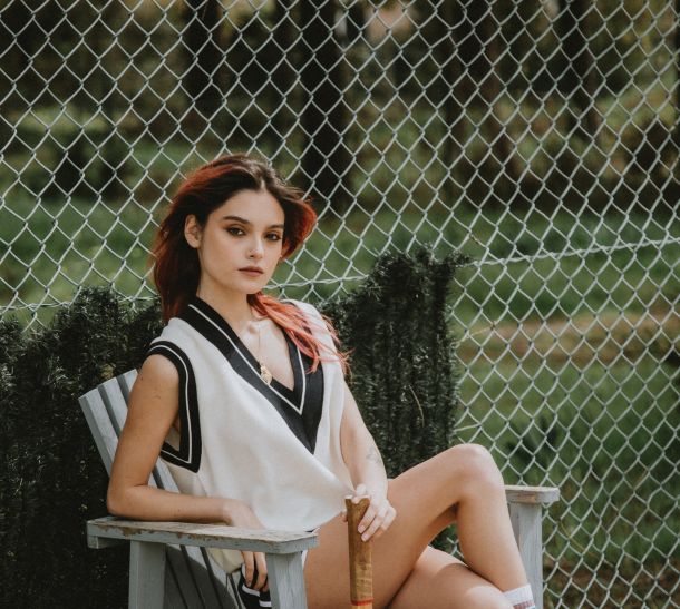 zena na tenis terenu padel tenis