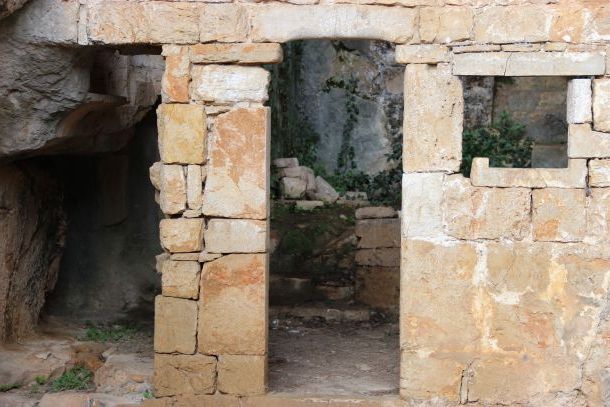 zmajeva spilja otok brac pregradni zid