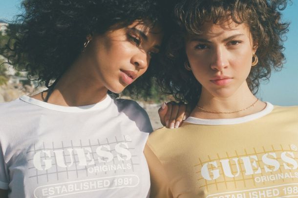 djevojke u majicama