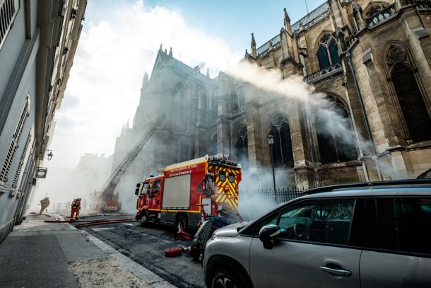 notre-dame-u-plamenu-film-2