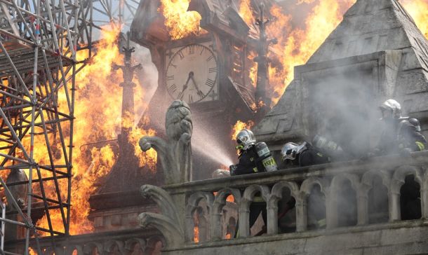 notre-dame-u-plamenu-film-5