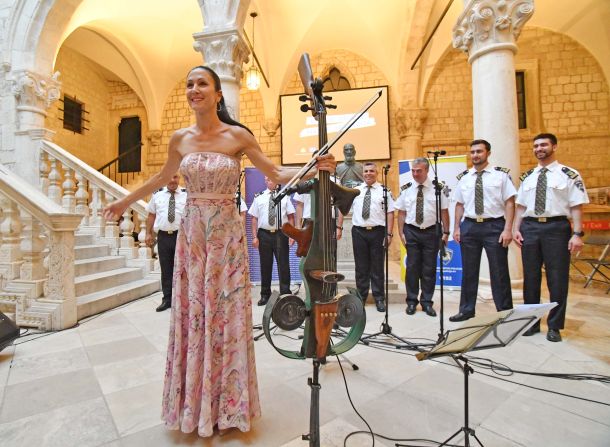 Ana Rucner & Klapa sveti Mihovil 1