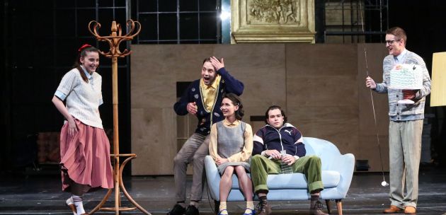 Tu ti je sofa- sjedni i pati!