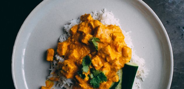 Jednostavna curry piletina s kokosovim mlijekom i basmati rižom