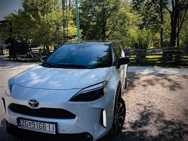 toyota cross yaris na cesti