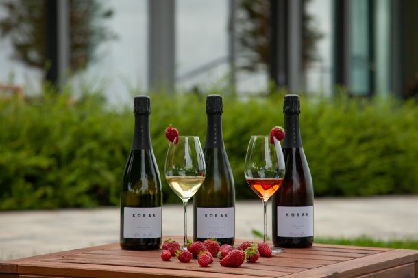 vino korak i jagode