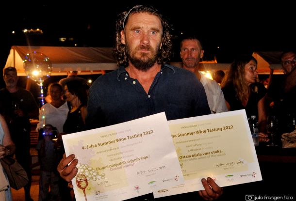 Roko Bracanović  Luviji nagrada posip vina Jelsa 2022