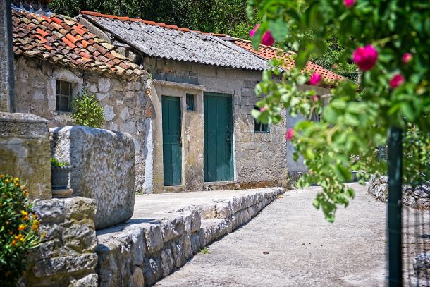 Ston mediteranska kamena kuca