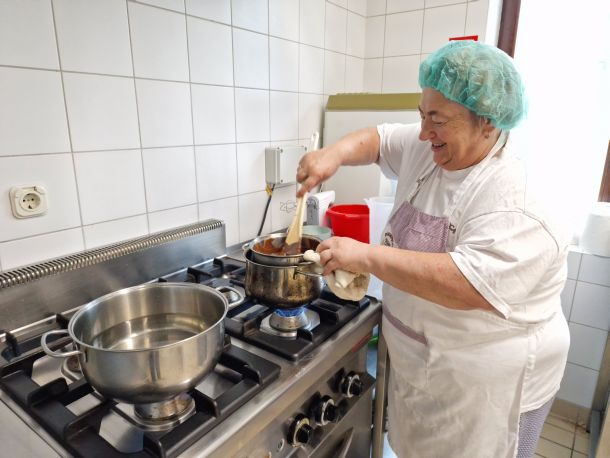 slasticarka radi radi pivsku kremu