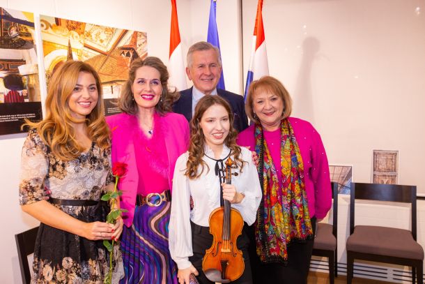 Anna Mladenovics Rumi Meþtroviå Damir dr Eljuga Naomi Konforta Zdenka Weber