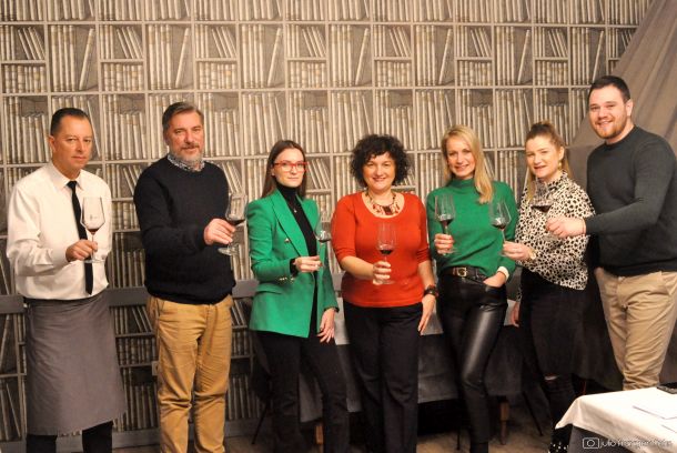 ocjenjivanje vina 2023  Damir Tomić sommelier restorana vinodol Vinodol  Sasa Zec Andrijana Oreški Marija Vukelić Tina Lovin Mrak Andrea Pančur Hungry Mile Mile Butorac